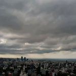 Nubel Cisneros Anticipa un Domingo Fresco y Nublado con Precipitaciones en el Norte